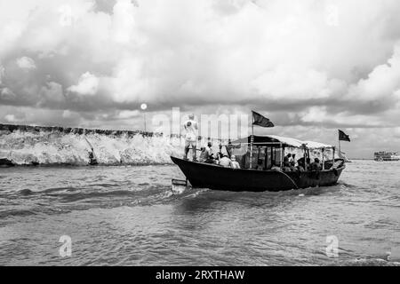 Photographie de l'érosion des berges de la rivière Padma cette image a été prise le 25 juillet 2022 à partir de la rivière Padma, Bnagladesh Banque D'Images