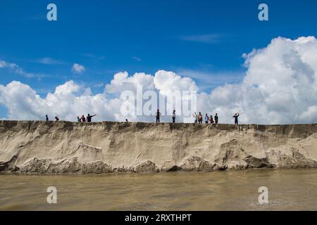 Photographie de l'érosion des berges de la rivière Padma cette image a été prise le 25 juillet 2022 à partir de la rivière Padma, Bnagladesh Banque D'Images