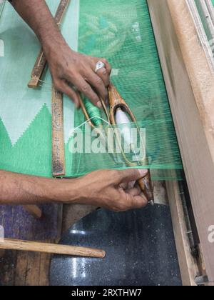 Homme égyptien travaillant sur un métier à tisser dans un magasin à l'obélisque inachevé à Assouan, Egypte, Afrique du Nord, Afrique Banque D'Images