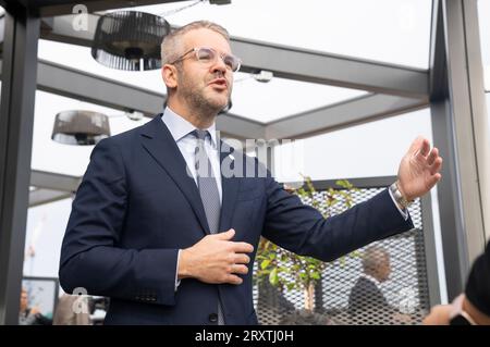 Oliver Coppard Maire du South Yorkshire à Arcadis à Leeds, pour faire un appel unifié avec le Premier ministre de ne pas réduire davantage HS2, avant une réunion du conseil d'administration des transports pour le Nord. Date de la photo : mercredi 27 septembre 2023. Banque D'Images