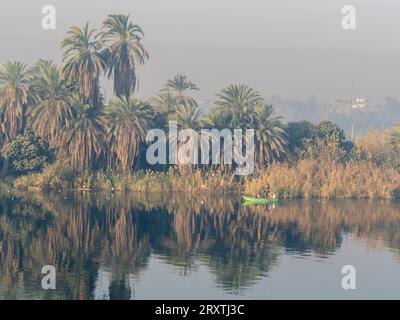 Pêcheurs dans un petit bateau sur le Nil supérieur, parmi certaines des terres les plus verdoyantes le long du fleuve, Egypte, Afrique du Nord, Afrique Banque D'Images