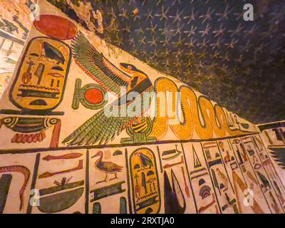 Reliefs et peintures dans la tombe de Néfertari, la Grande épouse du Pharaon Ramsès II, Vallée des reines, site du patrimoine mondial de l'UNESCO, Thèbes Banque D'Images