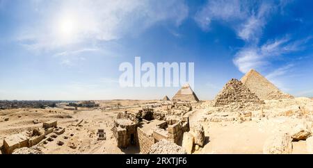 Vue panoramique sur le complexe de la Grande Pyramide de Gizeh, la plus ancienne des sept merveilles du monde, site classé au patrimoine mondial de l'UNESCO, Gizeh, le Caire Banque D'Images