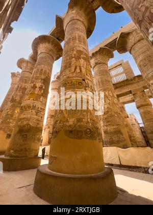 Le Grand Hypostyle Hall, complexe du temple de Karnak, un vaste mélange de temples, pylônes et chapelles, site du patrimoine mondial de l'UNESCO, près de Louxor, Thèbes Banque D'Images