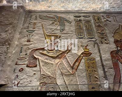 Reliefs et peintures dans le tombeau de la tombe KV11, le tombeau de l'ancienne Egyptienne Ramsès III, Vallée des Rois, site du patrimoine mondial de l'UNESCO, Thèbes Banque D'Images