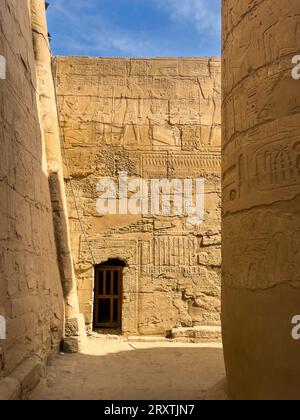 Le complexe du temple de Karnak, comprend un vaste mélange de temples, pylônes, chapelles et autres bâtiments, site du patrimoine mondial de l'UNESCO, près de Louxor, Thèbes Banque D'Images