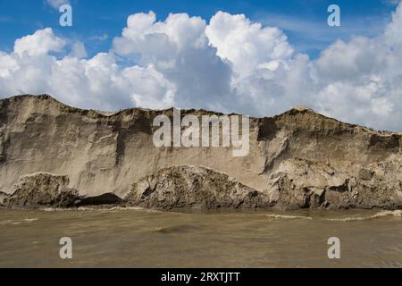 Photographie de l'érosion des berges de la rivière Padma cette image a été prise le 25 juillet 2022 à partir de la rivière Padma, Bnagladesh Banque D'Images