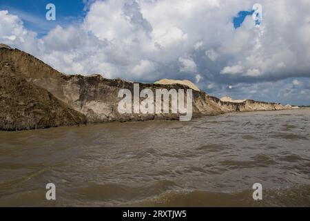 Photographie de l'érosion des berges de la rivière Padma cette image a été prise le 25 juillet 2022 à partir de la rivière Padma, Bnagladesh Banque D'Images