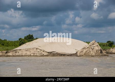 Photographie de l'érosion des berges de la rivière Padma cette image a été prise le 25 juillet 2022 à partir de la rivière Padma, Bnagladesh Banque D'Images