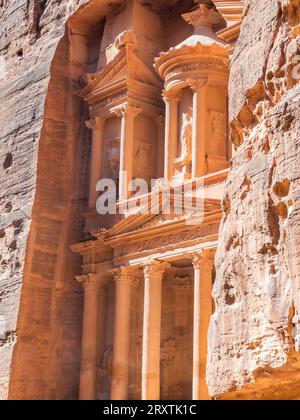 Le Trésor de Pétra (Al-Khazneh), Parc archéologique de Pétra, site du patrimoine mondial de l'UNESCO, l'une des sept nouvelles merveilles du monde, Pétra, Jordanie Banque D'Images