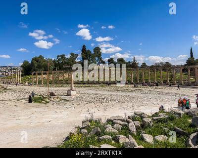 Le Forum ovale et Cardo Maximus dans l'ancienne ville de Jerash, qui aurait été fondée en 331 av. J.-C. par Alexandre le Grand, Jerash, Jordanie, Moyen-Orient Banque D'Images