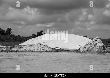 Photographie de l'érosion des berges de la rivière Padma cette image a été prise le 25 juillet 2022 à partir de la rivière Padma, Bnagladesh Banque D'Images