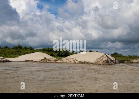 Photographie de l'érosion des berges de la rivière Padma cette image a été prise le 25 juillet 2022 à partir de la rivière Padma, Bnagladesh Banque D'Images