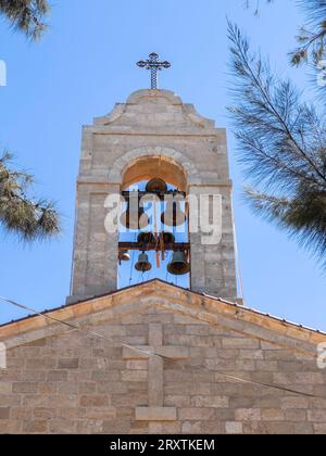 Vue extérieure de l'église byzantine primitive de Saint George à Madaba, Jordanie, Moyen-Orient Banque D'Images