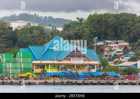 Le port dans la ville de Sorong, la plus grande ville et la capitale de la province indonésienne de Papouasie du Sud-Ouest, Indonésie, Asie du Sud-est, Asie Banque D'Images