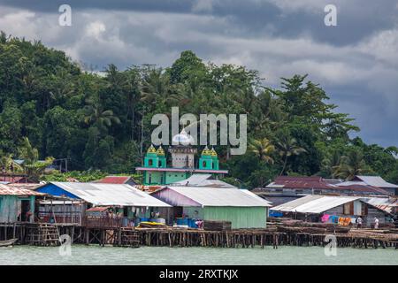 Le port dans la ville de Sorong, la plus grande ville et la capitale de la province indonésienne de Papouasie du Sud-Ouest, Indonésie, Asie du Sud-est, Asie Banque D'Images