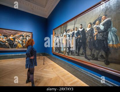 The National Gallery, Londres, Royaume-Uni. 27 septembre 2023. Le Credit Suisse Exhibition : Frans Hals se déroule du 30 septembre 2023-21 janvier 2024, la plus grande exposition de peintures d'artistes depuis plus de 30 ans et comprend des portraits épiques de grand groupe par l'artiste néerlandais doué de l'âge d'or. Image (à droite) : Frans Hals (complété par Pieter Codde, 1637), «la Meagre Company», (la compagnie du capitaine Reinier Reael et du lieutenant Cornelis Michielsz Blaeuw), 1633. Prêt de la ville d'Amsterdam. Rijksmuseum, Amsterdam. Crédit : Malcolm Park/Alamy Live News Banque D'Images