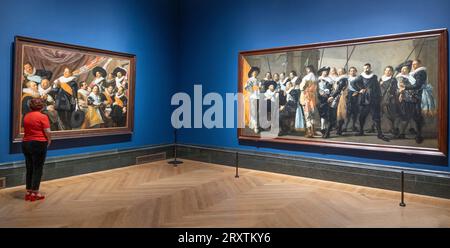 The National Gallery, Londres, Royaume-Uni. 27 septembre 2023. Le Credit Suisse Exhibition : Frans Hals se déroule du 30 septembre 2023-21 janvier 2024, la plus grande exposition de peintures d'artistes depuis plus de 30 ans et comprend des portraits épiques de grand groupe par l'artiste néerlandais doué de l'âge d'or. Image (à droite) : Frans Hals (complété par Pieter Codde, 1637), «la Meagre Company», (la compagnie du capitaine Reinier Reael et du lieutenant Cornelis Michielsz Blaeuw), 1633. Prêt de la ville d'Amsterdam. Rijksmuseum, Amsterdam. Crédit : Malcolm Park/Alamy Live News Banque D'Images