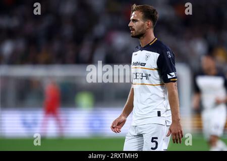 Turin, Italie . 26 septembre 2023 Marin Pongracic de nous Lecce regarde pendant le match de Serie A entre Juventus FC et nous Lecce à Allianz Stadium le 26 septembre 2023 à Turin, Italie . Crédit : Marco Canoniero/Alamy Live News Banque D'Images