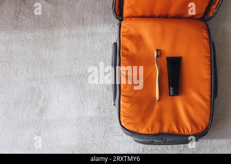 Voyage minimaliste, minimalisme pour voyager, emballage léger, voyager avec seulement l'essentiel. Garde-robe minimaliste Travel Capsule. Emballage de cabine seulement Banque D'Images