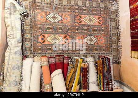 Tapis traditionnels faits main à vendre, montagnes de l'Atlas, province de Ouarzazate, Maroc, Afrique du Nord, Afrique Banque D'Images