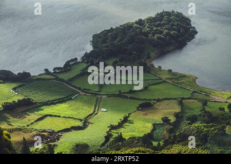 Miradouro do Cerrado das Freiras point de vue sur l'énorme cratère volcanique qui est maintenant Lagoa Azul sur l'île de Sao Miguel, îles des Açores, Portugal, Atlantique Banque D'Images