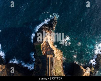 Vue aérienne des côtes et des falaises de l'île de Sao Miguel au-dessus du phare de Farolim dos Fenais da Ajuda, îles Açores, Portugal Banque D'Images