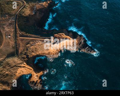 Vue aérienne des côtes et des falaises de l'île de Sao Miguel au-dessus du phare de Farolim dos Fenais da Ajuda, îles Açores, Portugal Banque D'Images