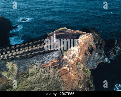 Vue aérienne du phare de Farolim dos Fenais da Ajuda sur une falaise, île de Sao Miguel, îles des Açores, Portugal, Atlantique, Europe Banque D'Images