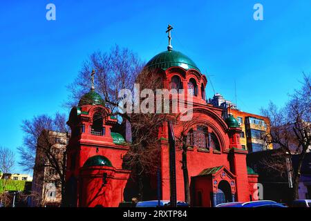 Découvrez la beauté vibrante des petits châteaux et églises traditionnels, chacun orné de couleurs uniques, au cœur de la Chine Banque D'Images