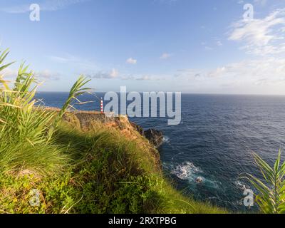 Farolim dos Fenais da Ajuda phare sur une falaise, île de Sao Miguel, îles des Açores, Portugal, Atlantique, Europe Banque D'Images