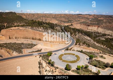 Drone vue aérienne d'un parking d'atterrissage d'hélicoptère sur un paysage désertique près du barrage et réservoir Francisco Abellan, Grenade, Andalousie, Espagne Banque D'Images