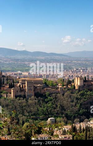 Palais de l'Alhambra, site du patrimoine mondial de l'UNESCO, vue par une journée ensoleillée, Grenade, Andalousie, Espagne, Europe Banque D'Images