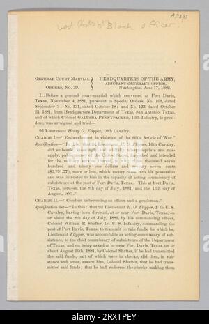 Un ordre de la cour martiale générale est émis contre le sous-lieutenant Henry O. Flipper du 10th Cavalry. Le document montre qu'il a été accusé de détournement de fonds et de conduite indigne d'un officier. Il a été publié par le bureau de l'adjudant général de l'armée à Washington, DC le 17 juin 1882. Écrit à la main en haut du document est “West points 1st Black Officer!” Banque D'Images