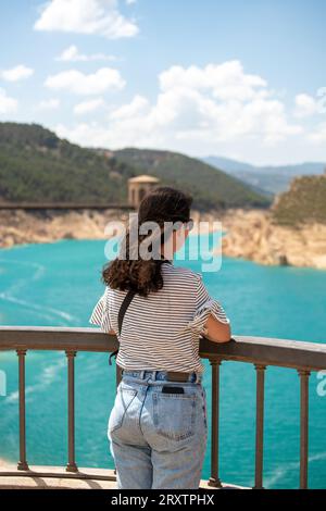 Femme regardant le réservoir Francisco Abellan, Grenade, Andalousie, Espagne, Europe Banque D'Images
