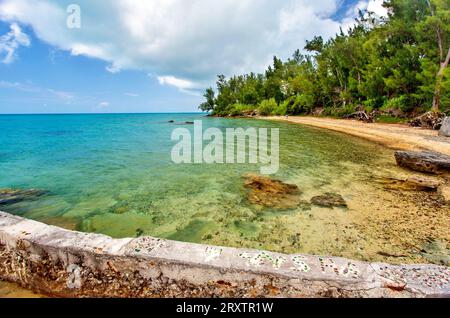 Glass Beach, site de grandes quantités de verre de mer, provenant d'épaves et de bouteilles jetées à la mer depuis le Royal Navy Dockyard Banque D'Images