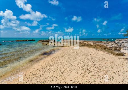 Glass Beach, site de grandes quantités de verre de mer, provenant d'épaves et de bouteilles jetées à la mer depuis le Royal Navy Dockyard Banque D'Images