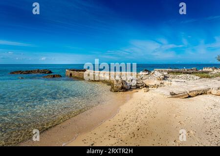 Glass Beach, site de grandes quantités de verre de mer, provenant d'épaves et de bouteilles jetées à la mer depuis le Royal Navy Dockyard Banque D'Images