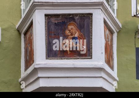 Fresque religieuse sur la maison ancienne dans la vieille ville de Chiusa, Sudtirol (Tyrol du Sud), quartier de Bolzano, Italie, Europe Banque D'Images