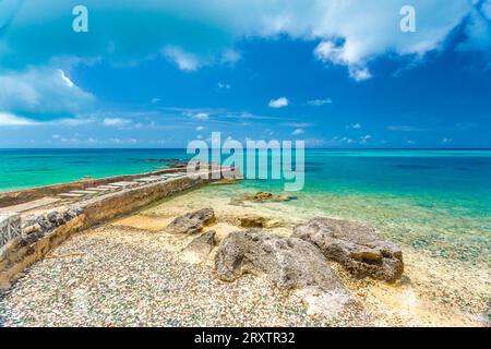 Glass Beach, site de grandes quantités de verre de mer, provenant d'épaves et de bouteilles jetées à la mer depuis le Royal Navy Dockyard Banque D'Images