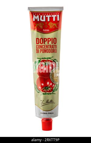 Tube de pâte de tomate Mutti isolé sur blanc avec chemin de découpage inclus, Mutti est une conserverie historique à Parme, en Italie Banque D'Images