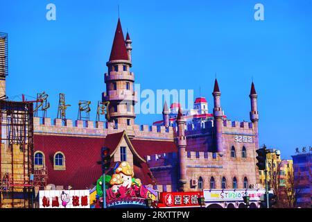 Découvrez la beauté vibrante des petits châteaux et églises traditionnels, chacun orné de couleurs uniques, au cœur de la Chine Banque D'Images