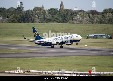 Boeing 737-8AS de Ryanair décollant à l'aéroport de Birmingham, Royaume-Uni (EI-ENX) Banque D'Images