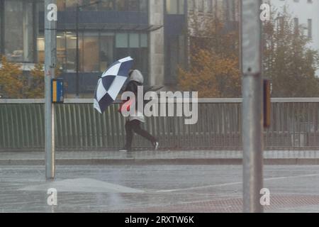 Cork, Irlande, 27 septembre 2023. DC 27-9-23 Cork City Centre les clients et les navetteurs font face à la tempête Agnes Head-On, Cork, Irlande. Alors que la tempête Agnes balaye l'Irlande, les acheteurs et les navetteurs du centre-ville de Cork continuent de faire leurs affaires malgré la météo. Malgré l'avertissement de pluie et de vent Status Orange de met Éireann, les habitants de Cork persévèrent. Crédit : Damian Coleman/Alamy Live News Banque D'Images