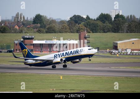 Boeing 737-8AS de Ryanair décollant à l'aéroport de Birmingham, Royaume-Uni (EI-ENX) Banque D'Images