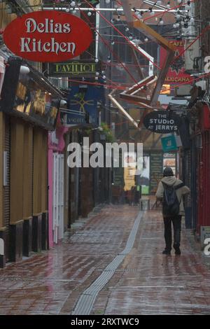 Cork, Irlande, 27 septembre 2023. DC 27-9-23 Cork City Centre les clients et les navetteurs font face à la tempête Agnes Head-On, Cork, Irlande. Alors que la tempête Agnes balaye l'Irlande, les acheteurs et les navetteurs du centre-ville de Cork continuent de faire leurs affaires malgré la météo. Malgré l'avertissement de pluie et de vent Status Orange de met Éireann, les habitants de Cork persévèrent. Crédit : Damian Coleman/Alamy Live News Banque D'Images