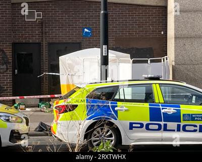 Les services d'urgence sur les lieux près du centre commercial Whitgift à Croydon, au sud de Londres, après qu'une fillette de 15 ans ait été poignardée à mort mercredi matin. La police a été appelée à 8h30 pour signaler un coup de couteau sur Wellesley Road. La fille est morte sur les lieux 40 minutes plus tard. Date de la photo : mercredi 27 septembre 2023. Banque D'Images