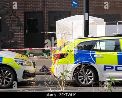 Les services d'urgence sur les lieux près du centre commercial Whitgift à Croydon, au sud de Londres, après qu'une fillette de 15 ans ait été poignardée à mort mercredi matin. La police a été appelée à 8h30 pour signaler un coup de couteau sur Wellesley Road. La fille est morte sur les lieux 40 minutes plus tard. Date de la photo : mercredi 27 septembre 2023. Banque D'Images