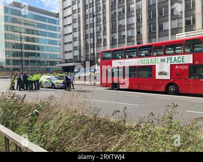 Les services d'urgence sur les lieux près du centre commercial Whitgift à Croydon, au sud de Londres, après qu'une fillette de 15 ans ait été poignardée à mort mercredi matin. La police a été appelée à 8h30 pour signaler un coup de couteau sur Wellesley Road. La fille est morte sur les lieux 40 minutes plus tard. Date de la photo : mercredi 27 septembre 2023. Banque D'Images