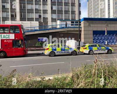 Les services d'urgence sur les lieux près du centre commercial Whitgift à Croydon, au sud de Londres, après qu'une fillette de 15 ans ait été poignardée à mort mercredi matin. La police a été appelée à 8h30 pour signaler un coup de couteau sur Wellesley Road. La fille est morte sur les lieux 40 minutes plus tard. Date de la photo : mercredi 27 septembre 2023. Banque D'Images